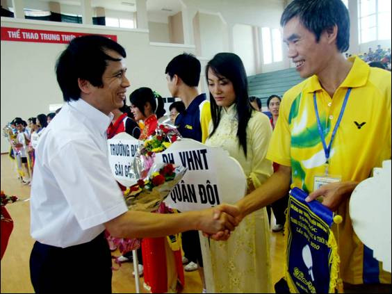 Tưng bừng Giải bóng bàn "Người GV nhân dân" toàn quốc tranh giải "Báo GD&TĐ" lần thứ X-2010 ảnh 2 Ông Phạm Mạnh Hùng – Chánh văn phòng Bộ GD&ĐT tặng hoa cho các đội về dự giải