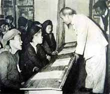 Bác Hồ thăm lớp học bình dân học vụ. Ảnh: T.L