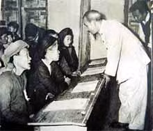 Bác Hồ thăm lớp học bình dân học vụ. Ảnh: T.L