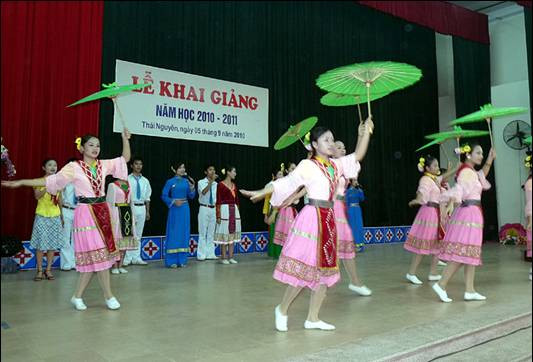 Tiết mục văn nghệ chào mừng lễ khai giảng. Ảnh Nguyễn Lâm Tiết mục văn nghệ chào mừng lễ khai giảng. Ảnh Nguyễn Lâm