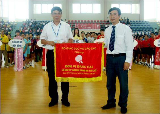 Tưng bừng Giải bóng bàn "Người GV nhân dân" toàn quốc tranh giải "Báo GD&TĐ" lần thứ X-2010 ảnh 1 Ông Ngũ Duy Anh tặng cờ lưu niệm cho đơn vị đăng cai - ĐH Thái Nguyên