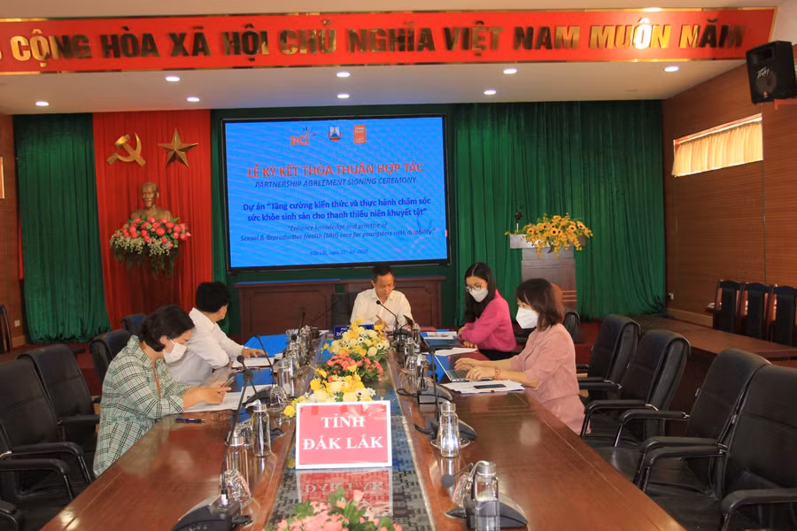 Các đại biểu dự lễ ký kết tại đầu cầu Sở GD&amp;ĐT Đắk Lắk.