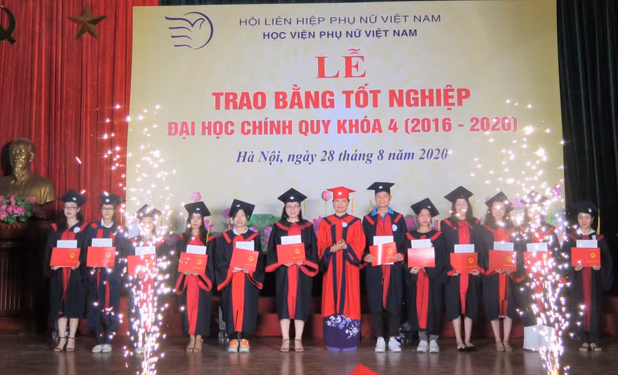 Đồng chí Hà Thị Nga – Chủ tịch Hội Liên hiệp Phụ nữ Việt Nam trao bằng cử nhân cho các sinh viên tốt nghiệp loại Xuất sắc và loại Giỏi