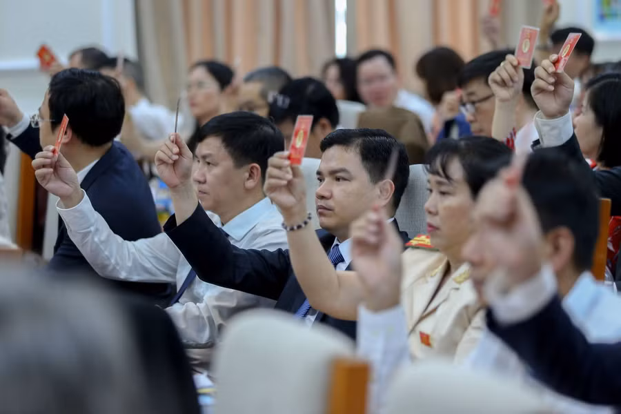 Các đại biểu biểu quyết thông qua Nghị quyết Đại hội đại biểu Đảng bộ Bộ GD&amp;ĐT Nhiệm kỳ 2020-2025