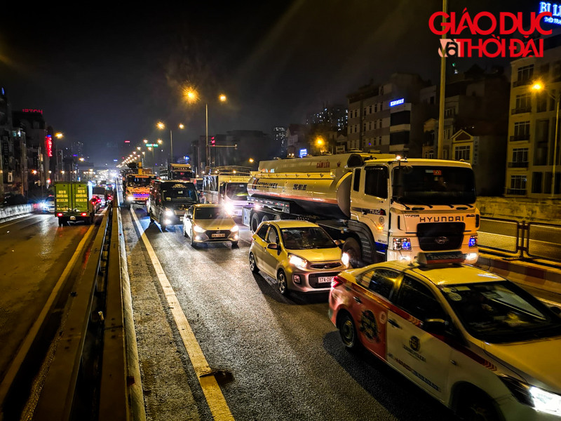Hàng dài xe ùn tắc hàng tiếng đồng hồ trên đường trên cao trong đêm