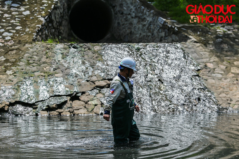Ông TS. Kubo Jun ( Cố vấn kỹ thuật Tổ chức xúc tiến thương mại- môi trường Nhật Bản, Chuyên gia công nghệ máy sục khí công nghệ nano JVE) trực tiếp lội xuống lòng sông để kiểm tra thiết bị