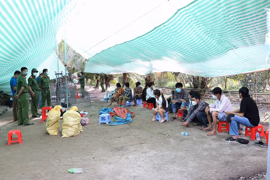 Tụ điểm đá gà ăn tiền bị Công an huyện Long Hồ triệt xoá.