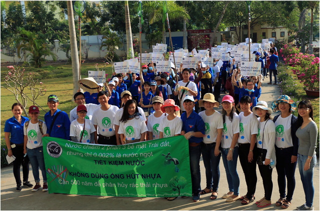 Sinh viên Trường Đại học Trà Vinh nói không với rác thải nhựa.