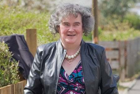 Susan Boyle vượt mặt Sharon Osbourne ảnh 1 Ai nghĩ rằng một người phụ nữ Scotlent thô ráp như thế này lại qua mặt cả đàn chị Sharon Osbourne về độ hấp dẫn?