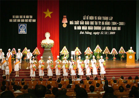 Các em HS Trường THCS Trưng Vương đến tặng hoa chúc mừng NXBGD tại Đà Nẵng.