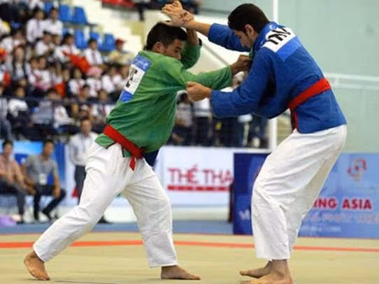 Nguyễn Tuấn Học (trái) đã xuất sắc vượt qua võ sĩ Uktan Boboev và giành HCV ở môn Kurash