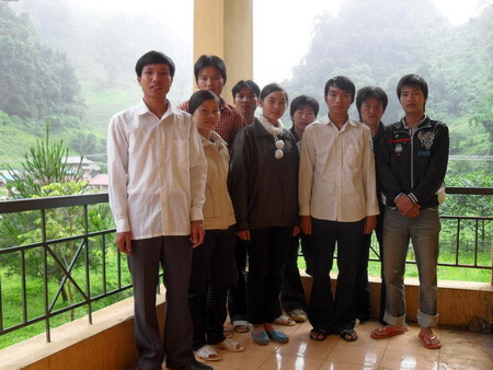 Thầy Trần Văn Linh (ngoài cùng bên trái) cùng các em học sinh dân tộc