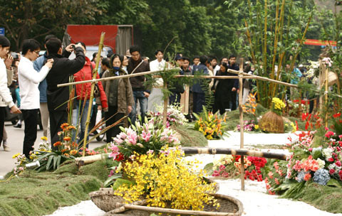 Lễ hội hoa Hà Nội năm 2008 (ảnh: Internet) Lễ hội hoa Hà Nội năm 2008 (ảnh: Internet)