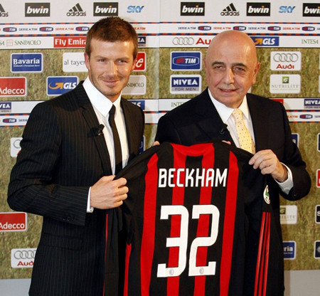 Becks (trái) và PCT Adriano Galliani (phải) trong buổi ra mắt trong lần cho mượn đầu năm 2009 Becks (trái) và PCT Adriano Galliani (phải) trong buổi ra mắt trong lần cho mượn đầu năm 2009