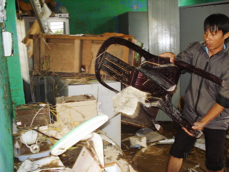 Cơn bão đã phá hỏng rất nhiều máy móc và đồ dùng dạy học..