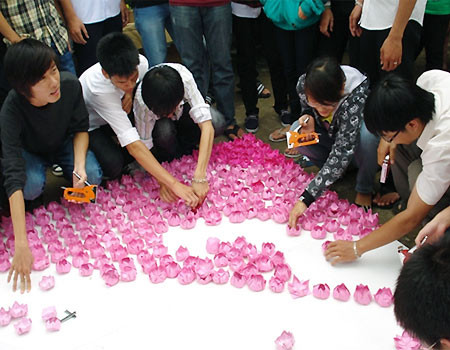 Các sinh viên đính bông sen có ghi lời tri ân lên tấm thiệp. 