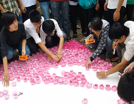 Các sinh viên đính bông sen có ghi lời tri ân lên tấm thiệp. 