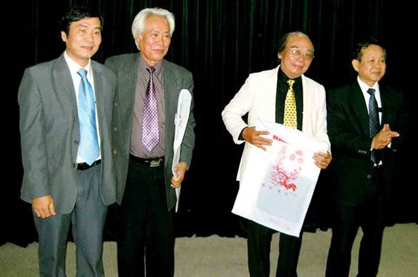 Gặp mặt các giáo viên sư phạm TDTT nhân ngày 20/11 ảnh 1 Nhân dịp 20/11, ông Phùng Khắc Bình Vụ trưởng Vụ Công tác HSSV (Bộ GD&ĐT), ông Ngũ Duy Anh - Tổng thư ký Hội thể thao ĐH&CN Việt Nam đã tặng quà cho các cựu giáo viên TDTT năm xưa