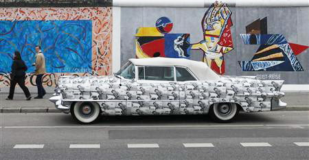 Một chiếc ô tô đi qua Triển lãm Phía đông