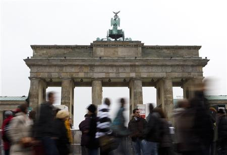 Dòng người đi qua cổng Brandenburg - nơi những quân domino được xếp lên tại nơi trước đây là bức tường chia cắt Đông và Tây Đức