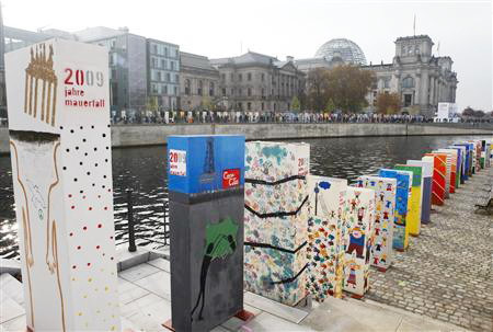 Những quân domino được xếp gần tòa nhà Reichstag - nơi có quốc hội Đức