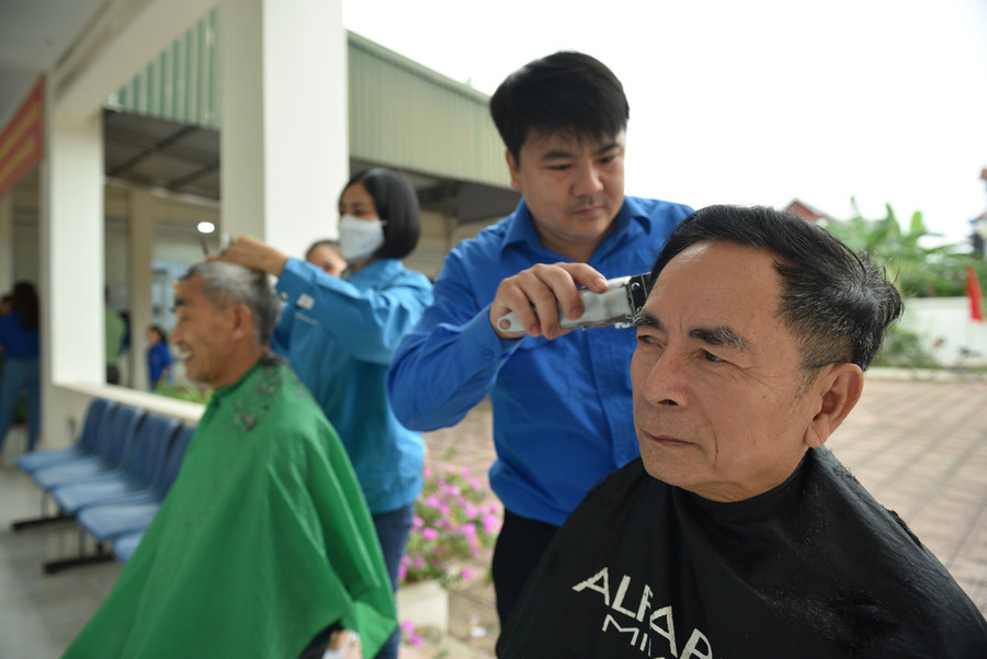 Cắt tóc miễn phí cho cựu thanh niên xung phong trên địa bàn huyện Thanh Oai.