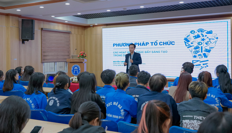 Ông Nguyễn Thiên Tú - Giám đốc Trung tâm Phát triển Khoa học, Công nghệ và Tài năng trẻ, Trung ương Đoàn TNCS Hồ Chí Minh chia sẻ về phương pháp tổ chức hoạt động sáng tạo cho sinh viên.