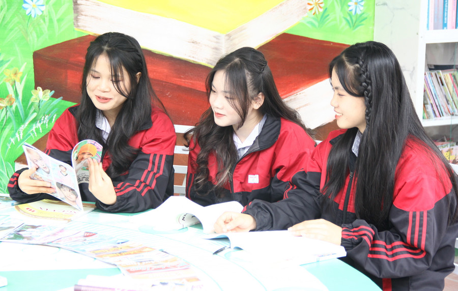 Học sinh Trường THPT Chi Lăng đọc sách tại thư viện xanh.