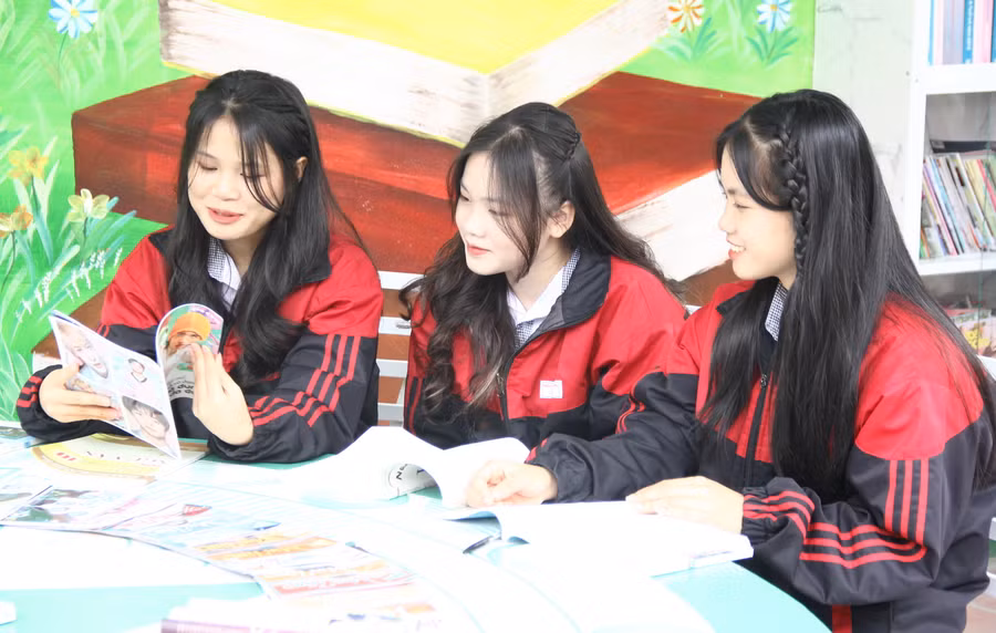 Học sinh Trường THPT Chi Lăng đọc sách tại thư viện xanh.