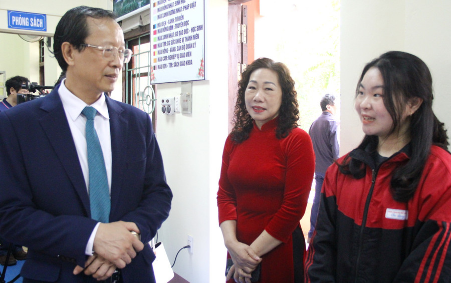 Thứ trưởng trò chuyện với giáo viên và học sinh Trường THPT Chi Lăng.