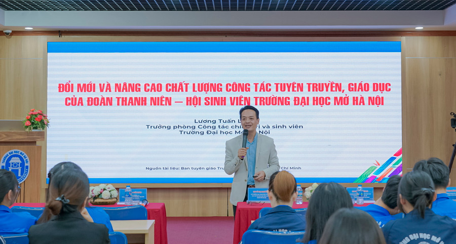 Ông Lương Tuấn Long – Trưởng phòng Công tác Chính trị và Công tác sinh viên Trường ĐH Mở Hà Nội chia sẻ chuyên đề.