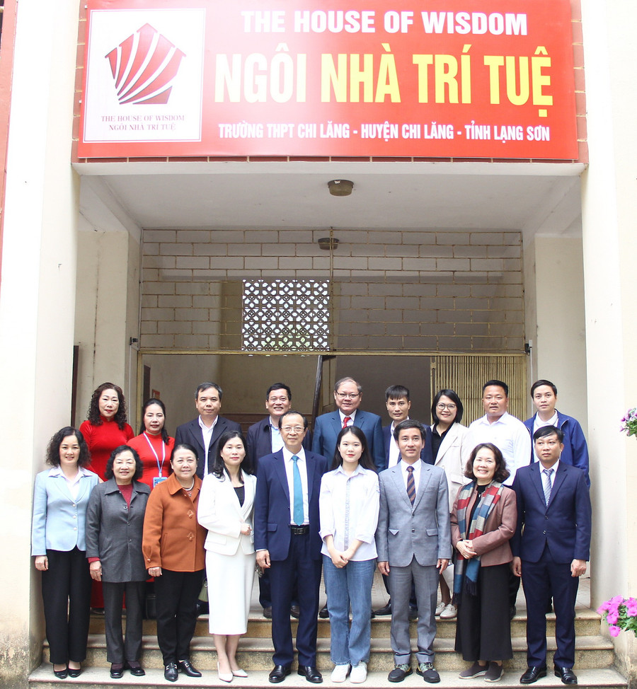 Thứ trưởng và các đại biểu chụp ảnh lưu niệm tại Ngôi nhà Trí tuệ, Trường THPT Chi Lăng