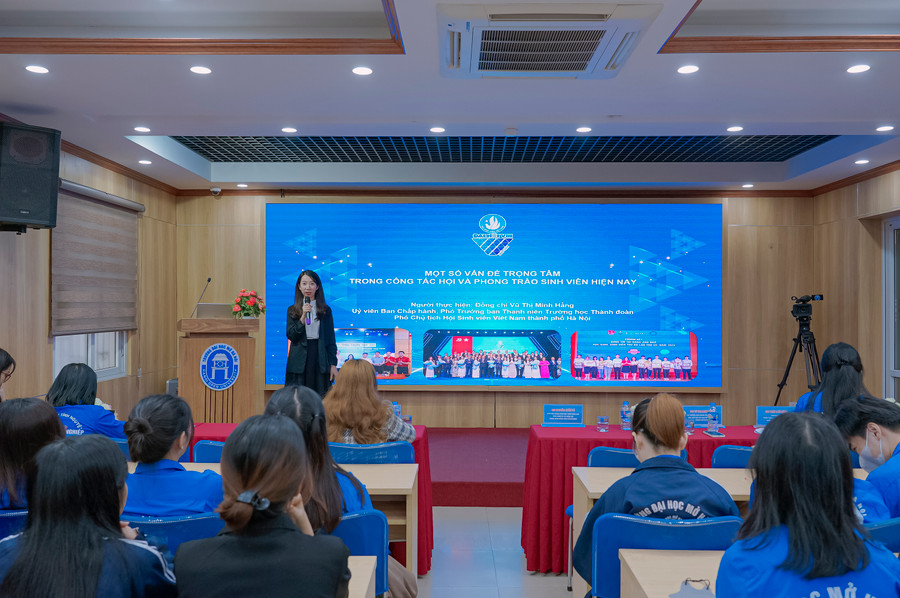 Đồng chí Vũ Thị Minh Hằng – Phó Trưởng ban Thanh niên Trường học, Phó Chủ tịch Hội sinh viên Việt Nam Thành phố Hà Nội chia sẻ tại chương trình tập huấn.