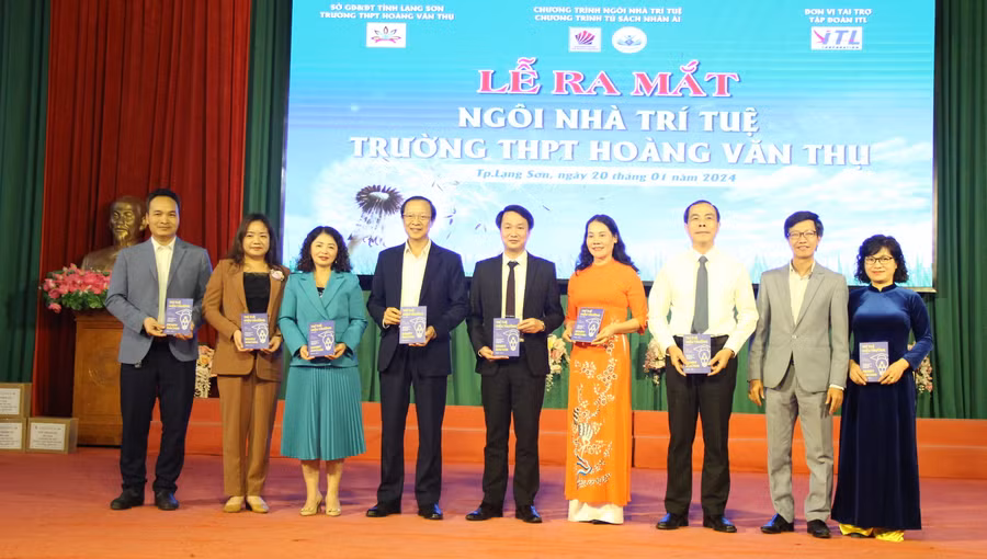 Thứ trưởng Phạm Ngọc Thưởng tặng sách cho lãnh đạo một số trường THPT của tỉnh Lạng Sơn.