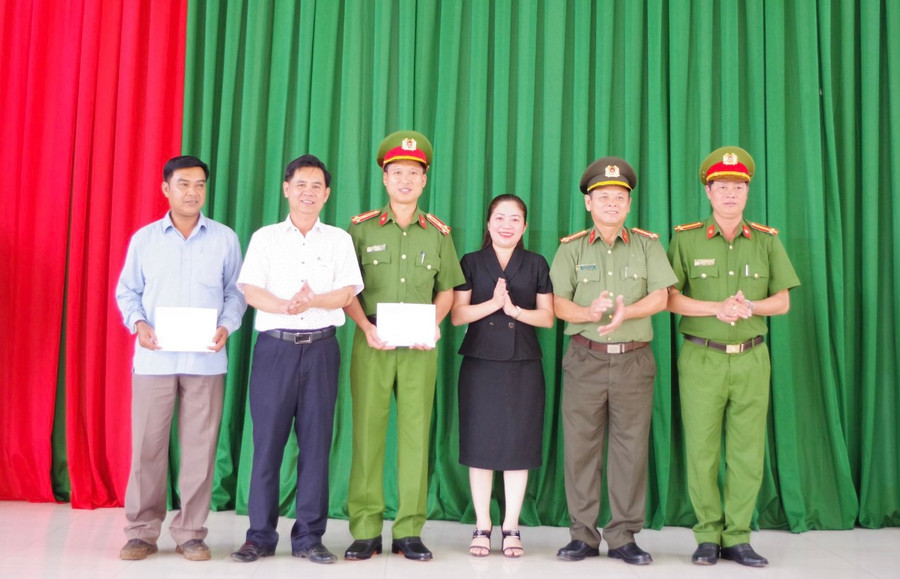 Trao thưởng cho các đơn vị tham gia bắt giữ các nghi phạm bị truy nã (ảnh: TM). Trao thưởng cho các đơn vị tham gia bắt giữ các nghi phạm bị truy nã (ảnh: TM).