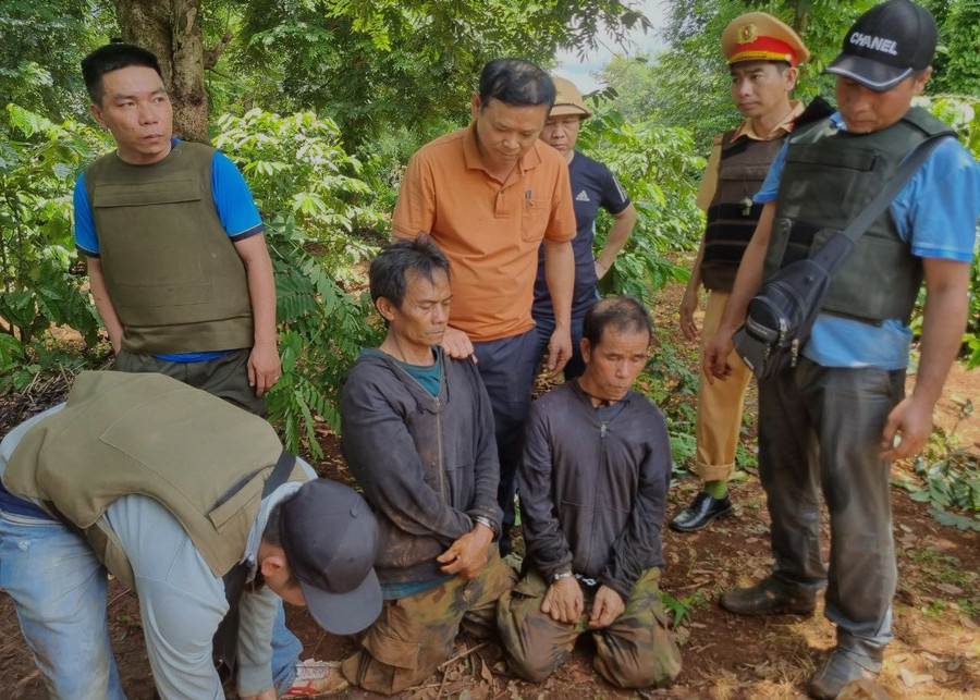Công an bắt giữ nhóm người bị truy nã. (Ảnh: CACC)
