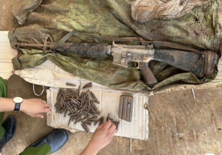 Công an thu giữ tang vật. (Ảnh: CACC)