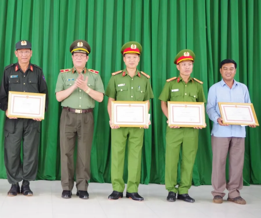 Thiếu tướng Lê Vinh Quy trao thưởng cho các đơn vị và người dân (ảnh: TM).