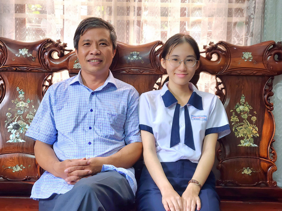 Bố con ông Nam chia sẻ niềm vui khi con đỗ thủ khoa khối D của tỉnh. (ảnh: TT). Bố con ông Nam chia sẻ niềm vui khi con đỗ thủ khoa khối D của tỉnh. (ảnh: TT).