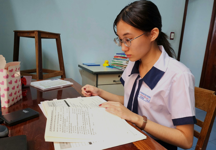 Hà Ngọc bên góc học tập quen thuộc của mình (ảnh: TT). Hà Ngọc bên góc học tập quen thuộc của mình (ảnh: TT).