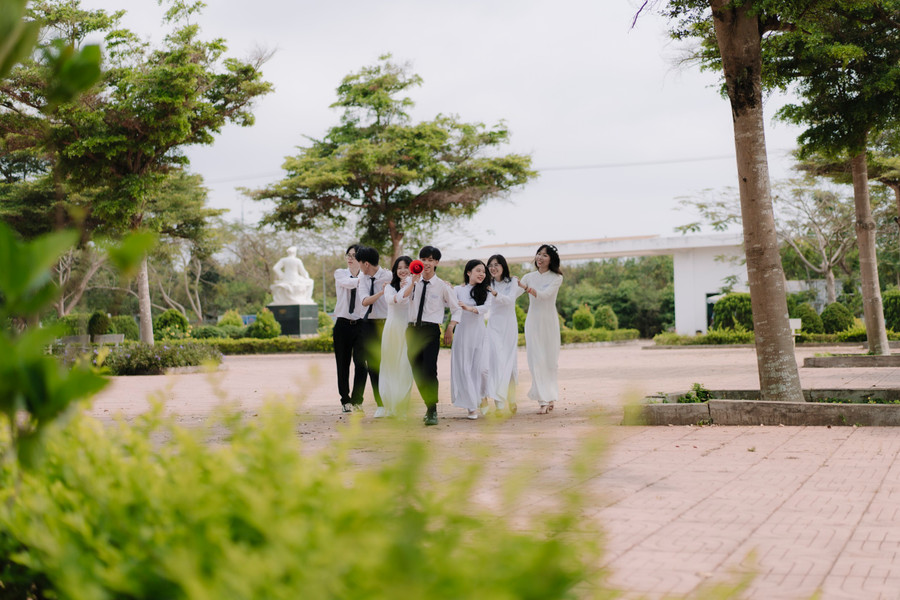 Hà Ngọc và nhóm bạn cùng lớp trong một hoạt động ở trường THPT chuyên Nguyễn Du (ảnh: NVCC). Hà Ngọc và nhóm bạn cùng lớp trong một hoạt động ở trường THPT chuyên Nguyễn Du (ảnh: NVCC).