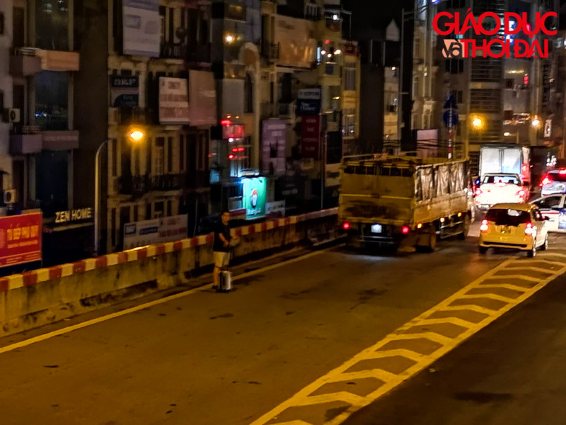 Đoạn đường xuống tại đường Nguyễn Xiển nhiều phương tiện nối đuôi nhau quay đầu