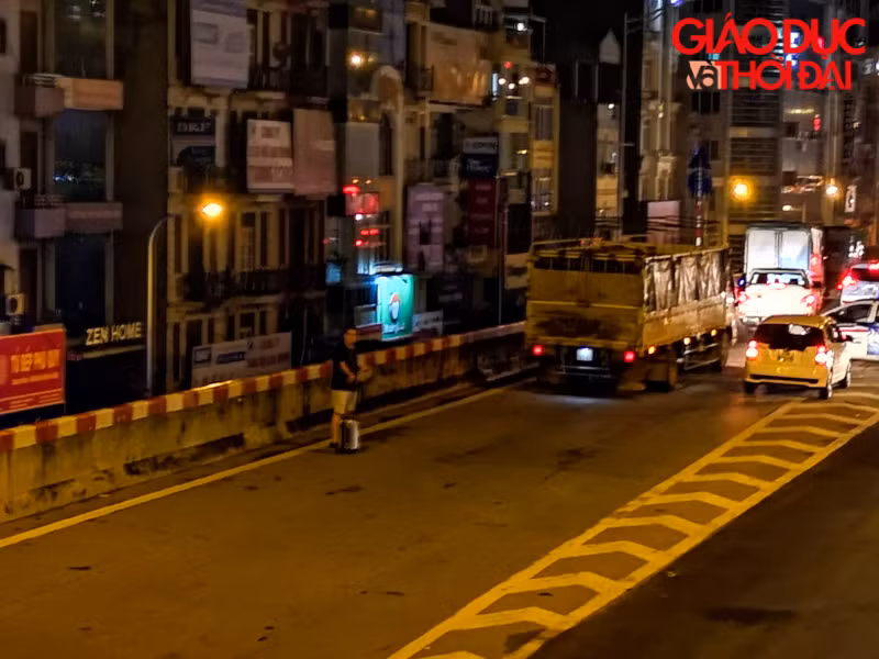 Đoạn đường xuống tại đường Nguyễn Xiển nhiều phương tiện nối đuôi nhau quay đầu Đoạn đường xuống tại đường Nguyễn Xiển nhiều phương tiện nối đuôi nhau quay đầu