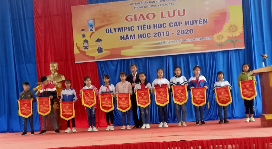 Đồng chí Phạm Cao Đáng - Ủy viên BCH Đảng bộ huyện-Trưởng phòng GDĐT trao cờ lưu niệm cho các trường Đồng chí Phạm Cao Đáng - Ủy viên BCH Đảng bộ huyện-Trưởng phòng GDĐT trao cờ lưu niệm cho các trường