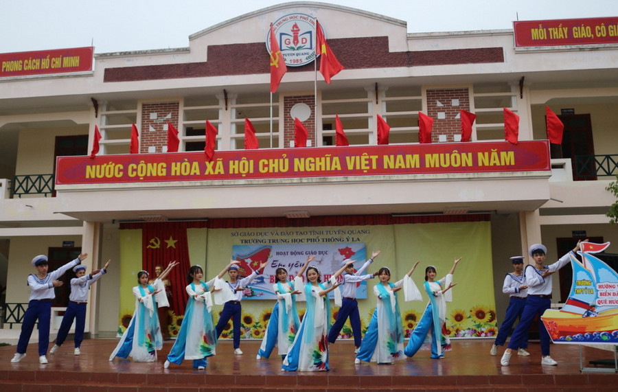 Tiết mục văn nghệ: “Tổ quốc gọi tên mình” Tiết mục văn nghệ: “Tổ quốc gọi tên mình”