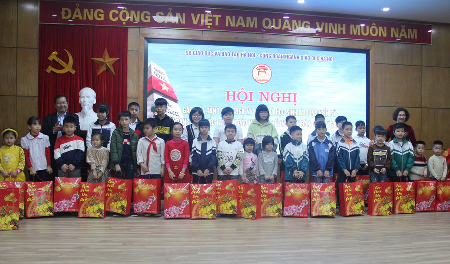 Lãnh đạo ngành Giáo dục Hà Nội tặng quà cho học sinh là con chiến sỹ đang làm nhiệm vụ tại biển đảo nhân dịp Tết Nguyên đán Canh Tý 2020 Lãnh đạo ngành Giáo dục Hà Nội tặng quà cho học sinh là con chiến sỹ đang làm nhiệm vụ tại biển đảo nhân dịp Tết Nguyên đán Canh Tý 2020