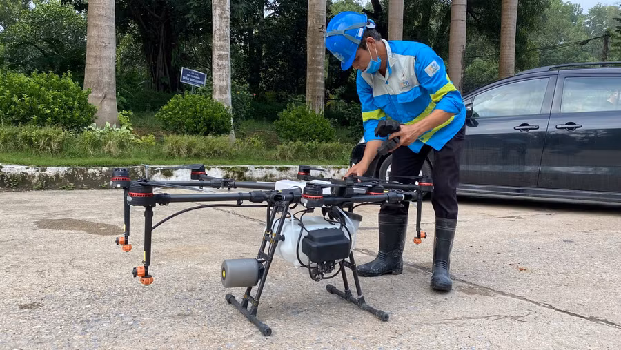 Công nhân của Urenco điều khiển máy bay không người lái chuyên dụng, để phun hóa chất khử mùi tại các hố chôn lấp rác và hồ chức nước rỉ rác.