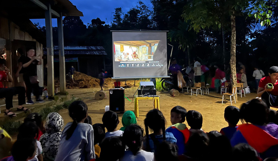 Đoàn sẽ tổ chức chiếu phim cho các em học sinh. Đoàn sẽ tổ chức chiếu phim cho các em học sinh.