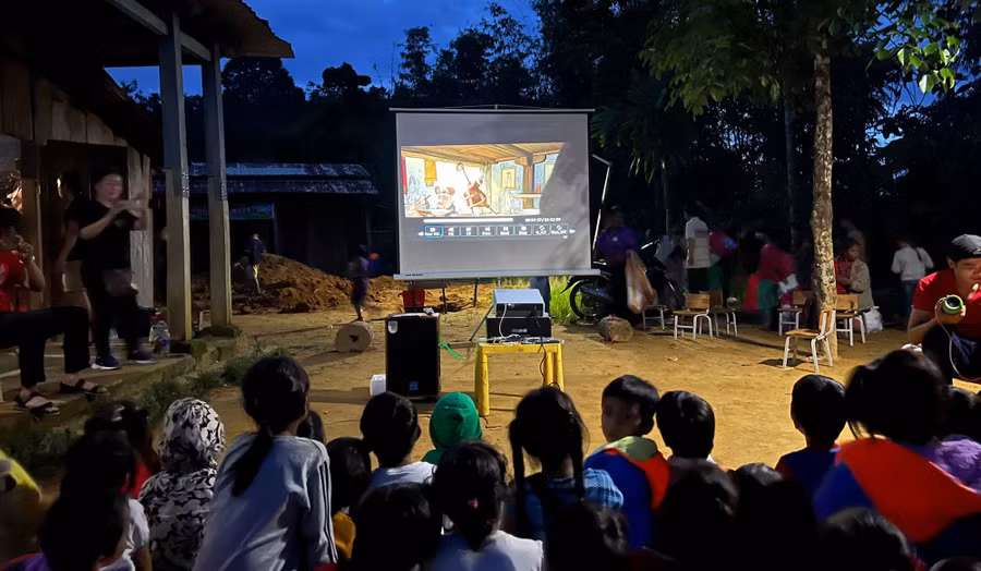 Đoàn sẽ tổ chức chiếu phim cho các em học sinh.