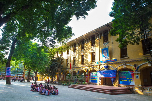 Sân trường THPT rợp bóng mát